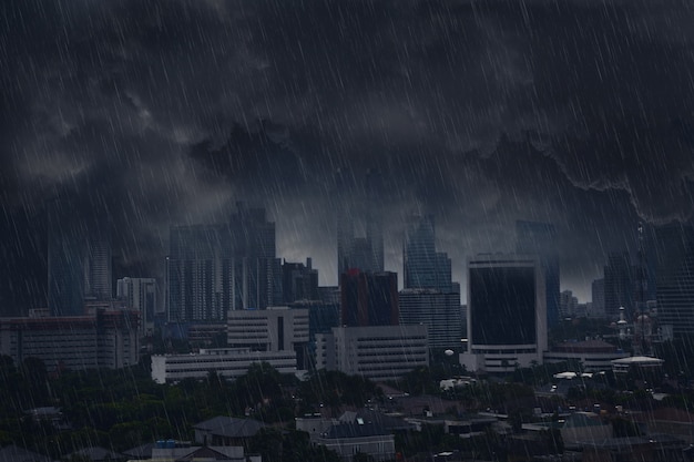 Nube de lluvia oscura con tormenta eléctrica