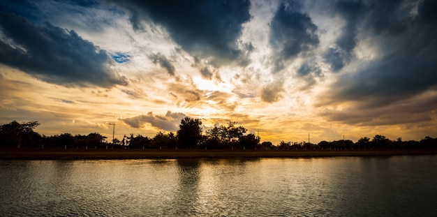 Nube de lluvia en puesta de sol