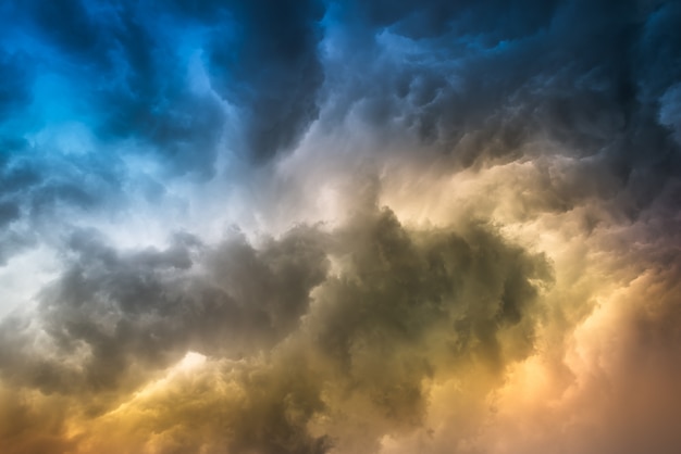 Nube de lluvia en puesta de sol