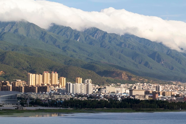 Nube matutina en la montaña Cangshan en la ciudad de Dali, Yunnan China