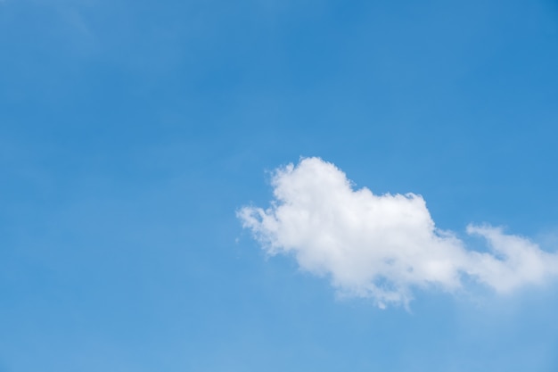 Nube mullida sola en el cielo azul claro.