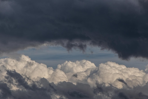 Una nube negra con una nube blanca en el cielo