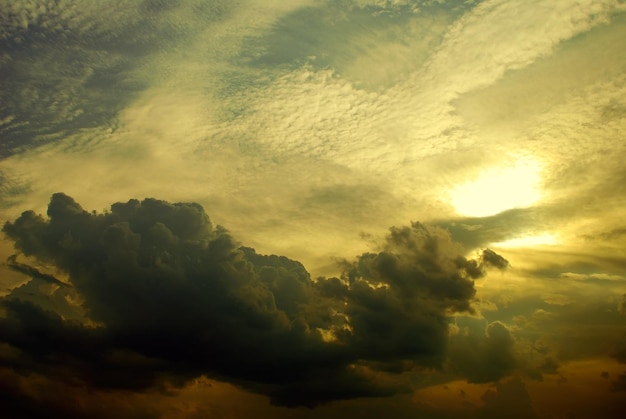 Nube oscura en el cielo con el sol