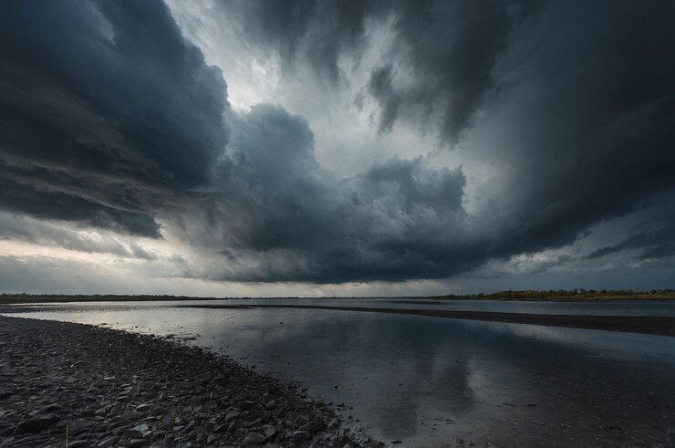 Foto una nube oscura está sobre un lago con un cielo oscuro por encima de él