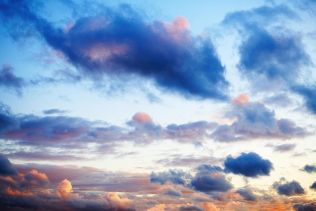 Nube oscura en puesta de sol naranja Espectacular puesta de sol con nubes en el cielo Luz solar brillante a través del cielo azul al atardecer o al atardecer