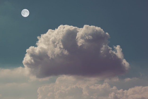 nube oscura vintage con fondo de luna