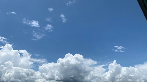 Foto una nube que está en el cielo con la palabra nube