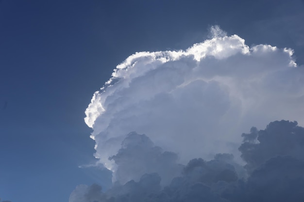 Foto una nube que está en el cielo