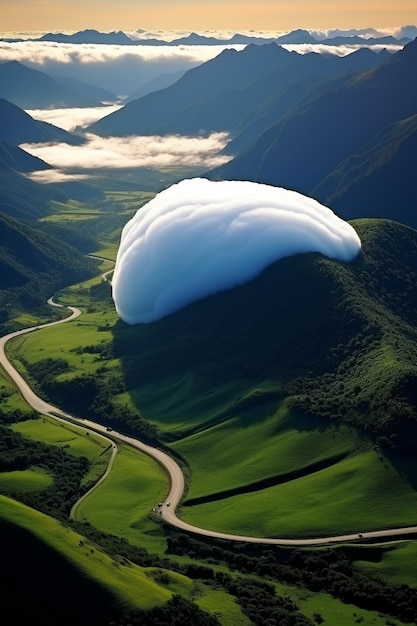 una nube que está por encima de una carretera