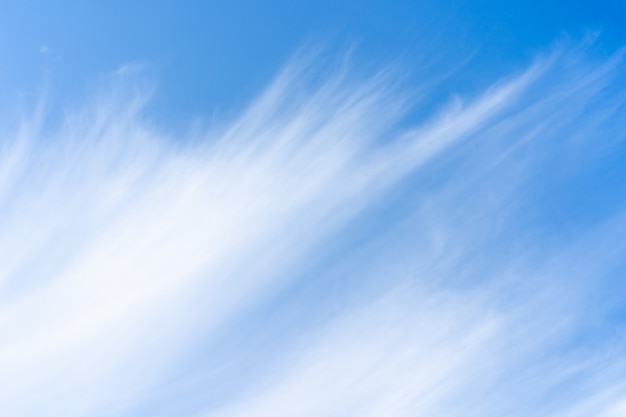 Nube que fluye de la naturaleza abstracta en un día soleado para el fondo