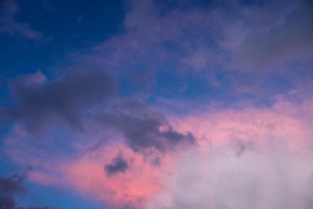 Una nube rosa en el cielo