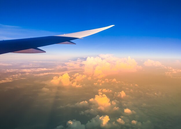 Nube sobre el cielo azul