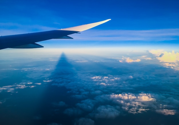 Nube sobre el cielo azul