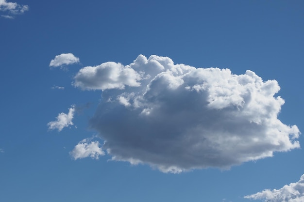 Nube solitaria sobre fondo de cielo