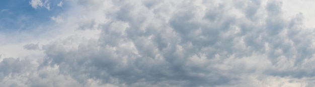 Nube de textura rizada blanca en el cielo azul