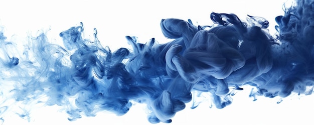 La nube de tinta se difunde en el agua contra un fondo blanco creando un efecto visual hipnotizante