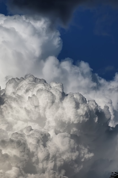 Nube de tormenta en un cielo azul