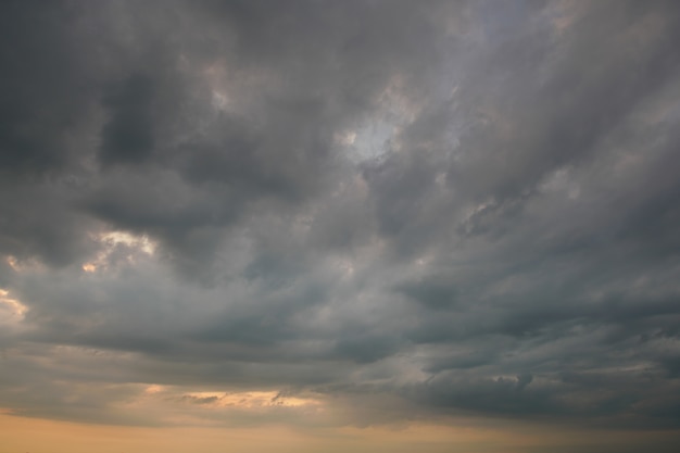 Nube de tormenta y clima lluvioso