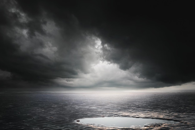 Nube de tormenta dramática sobre el fondo natural de la foto del mar