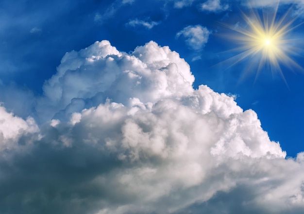 Foto nube de tormenta esponjosa de cielo azul y sol