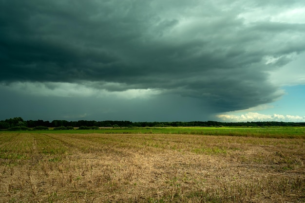 Nube de tormenta con lluvia sobre los campos Czulczyce Polonia