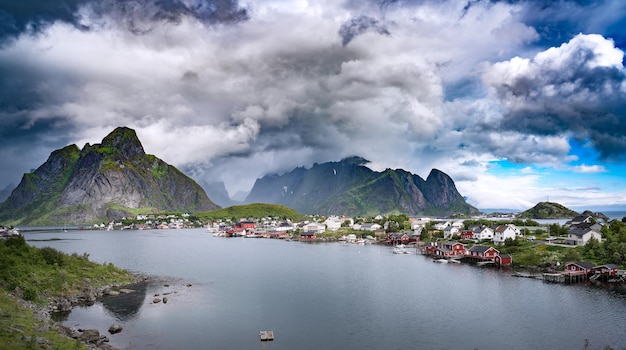 La nube de tormenta Lofoten es un archipiélago en el condado de Nordland, Noruega. Es conocido por un paisaje distintivo con montañas y picos espectaculares, mar abierto y bahías protegidas, playas y tierras vírgenes.