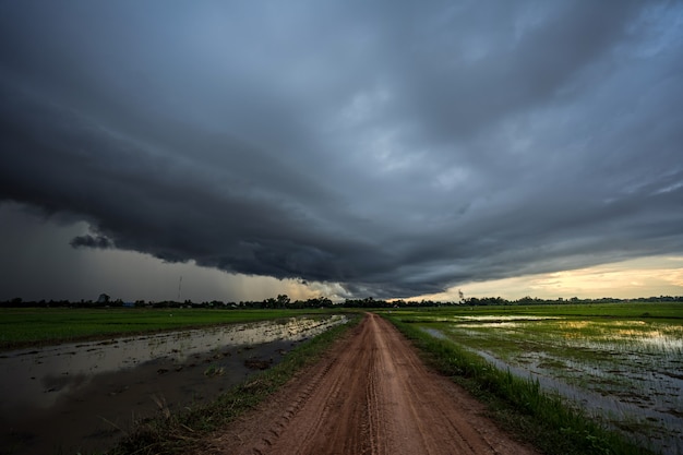 Nube de tormenta que viene sobre el camino local.