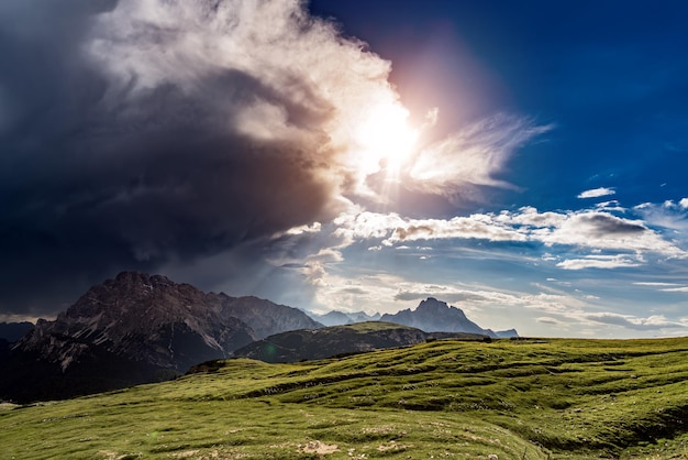 Una nube de tormenta viene en el sol. El comienzo de la tormenta. Parque Natural Nacional Tre Cime En Los Alpes Dolomitas. Hermosa naturaleza de Italia.