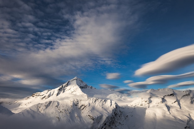 Foto nube vespertina sobre el monte aspiring, el monte french y el glaciar bonar. parque nacional mount aspiring, nueva zelanda