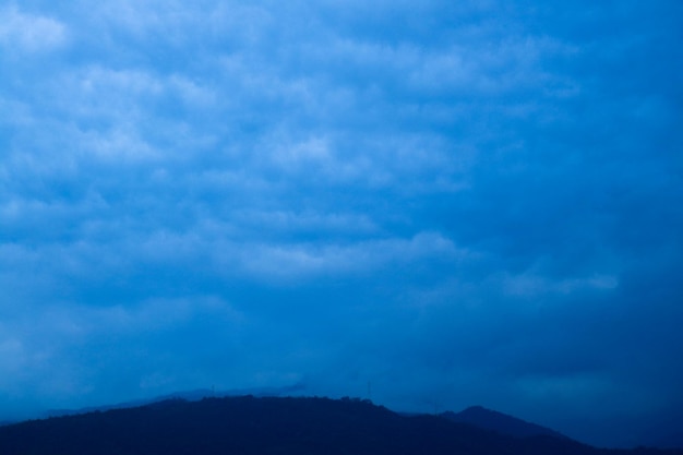 Nubes abstractas dramáticas y cielo azul