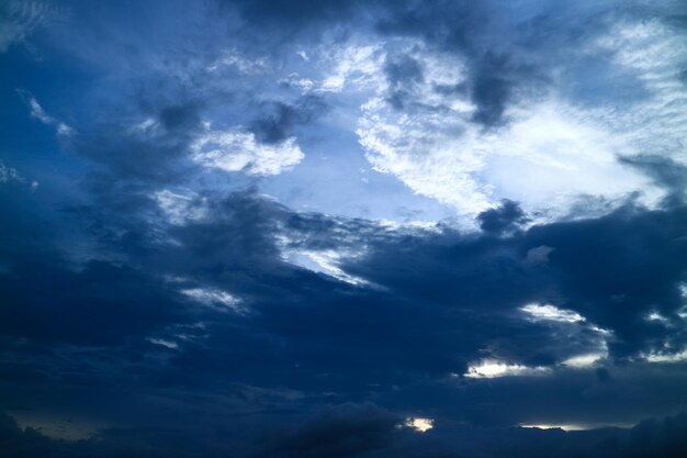 Nubes abstractas dramáticas y cielo azul