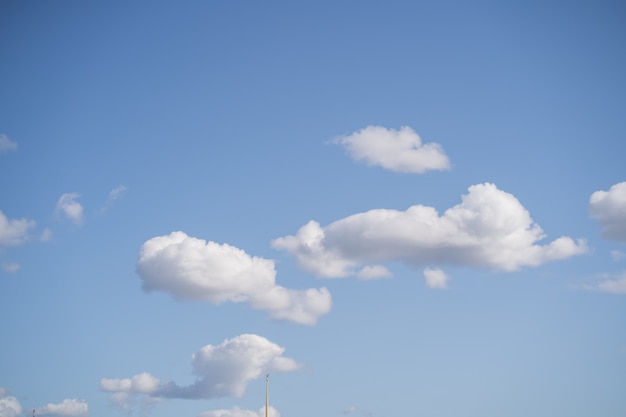 Nubes de aire blanco en el cielo azul. Cielo soleado para el fondo