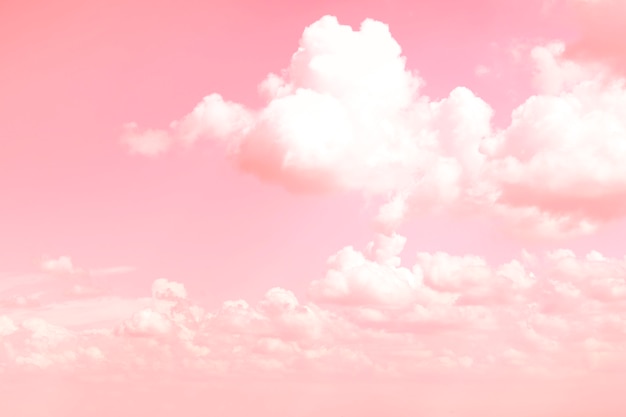 Nubes de aire blanco contra un cielo rosado