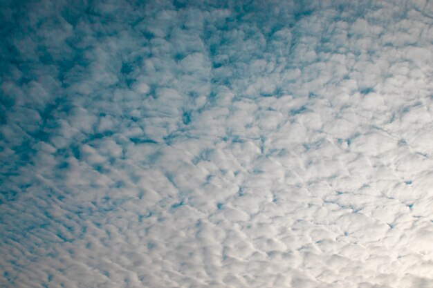 Nubes de aire en el cielo azul