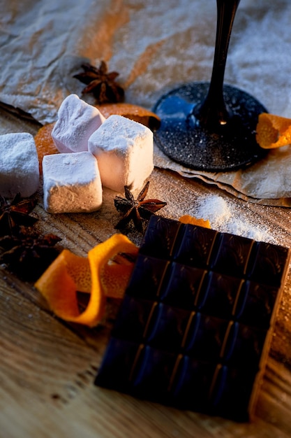 Nubes de aire de malvavisco brotan y solo bebés Las golosinas son tan agradables para tirar en el cacao sentados en el campo alrededor de la fogata Siente esta atmósfera Y emana calidez