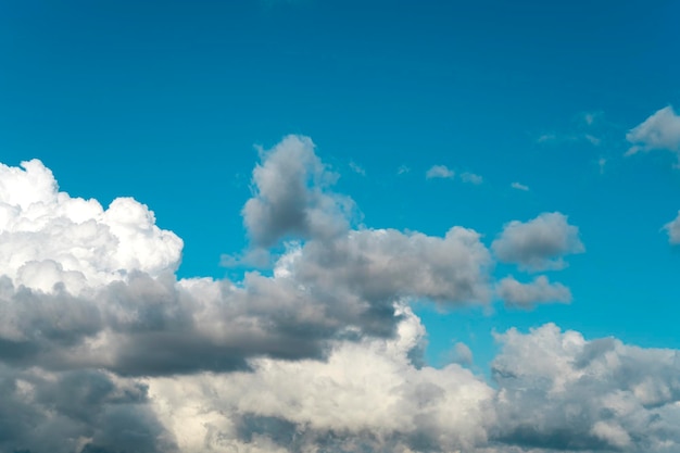 Nubes de aire en movimiento contra el cielo azul