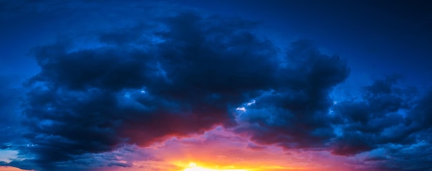 Nubes al atardecer Azul y naranja Un maravilloso fondo natural