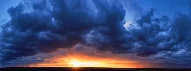 Nubes al atardecer Azul y naranja Un maravilloso fondo natural