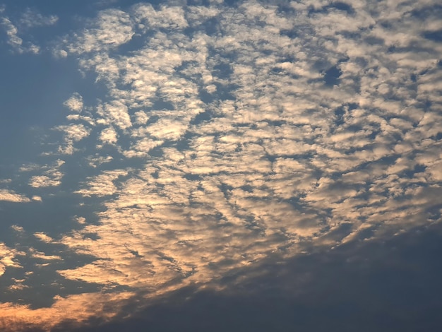 Nubes al atardecer en los fondos de cielo azul