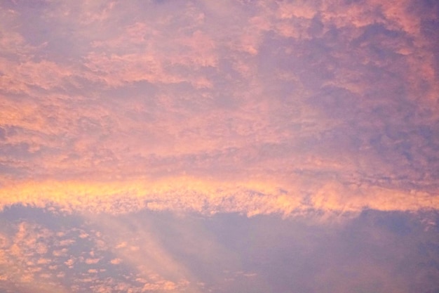 Nubes al atardecer en los fondos del cielo