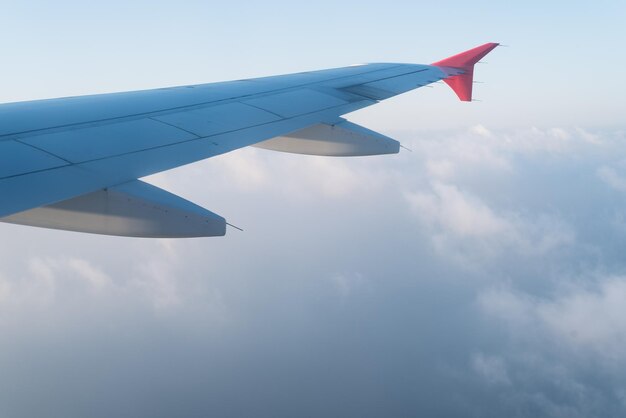 Foto nubes bajo el ala de un avión