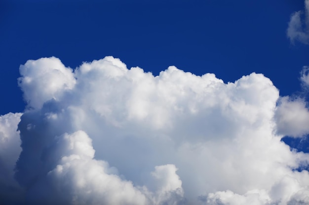 Nubes altas en el cielo de verano Fondo del cielo Observaciones meteorológicas del cielo