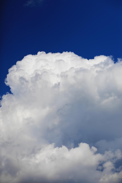 Nubes altas en el cielo de verano Fondo del cielo Observaciones meteorológicas del cielo