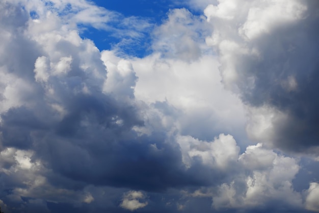 Nubes altas en el cielo de verano Fondo del cielo Observaciones meteorológicas del cielo