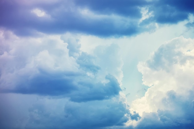 Nubes altas en el cielo de verano Fondo del cielo Observaciones meteorológicas del cielo