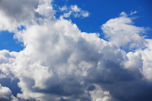 Nubes altas en el cielo de verano Fondo del cielo Observaciones meteorológicas del cielo