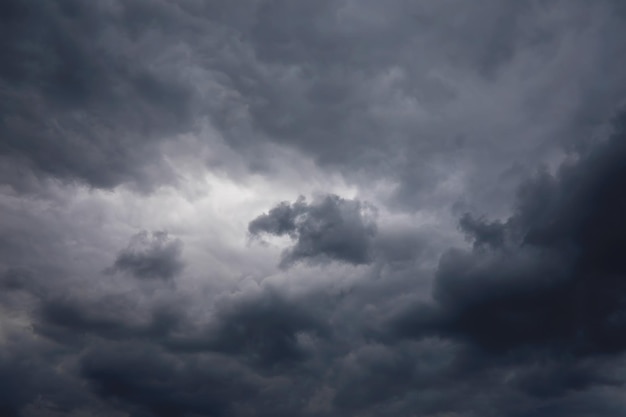 Nubes altas en el cielo de verano Fondo del cielo Observaciones meteorológicas del cielo