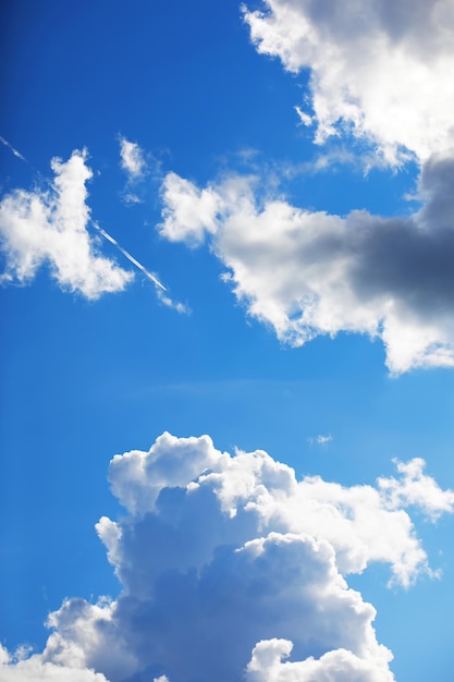 Nubes altas en el cielo de verano Fondo del cielo Observaciones meteorológicas del cielo