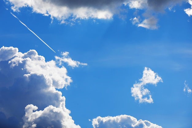 Nubes altas en el cielo de verano Fondo del cielo Observaciones meteorológicas del cielo