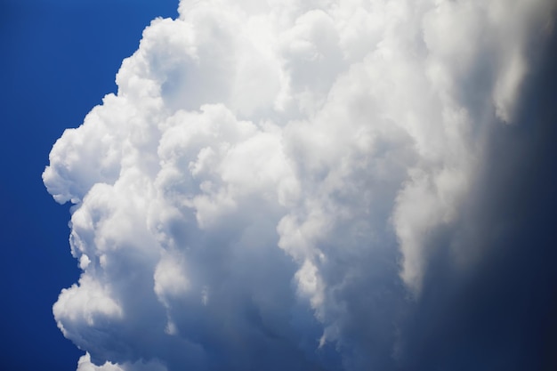 Nubes altas en el cielo de verano Fondo del cielo Observaciones meteorológicas del cielo